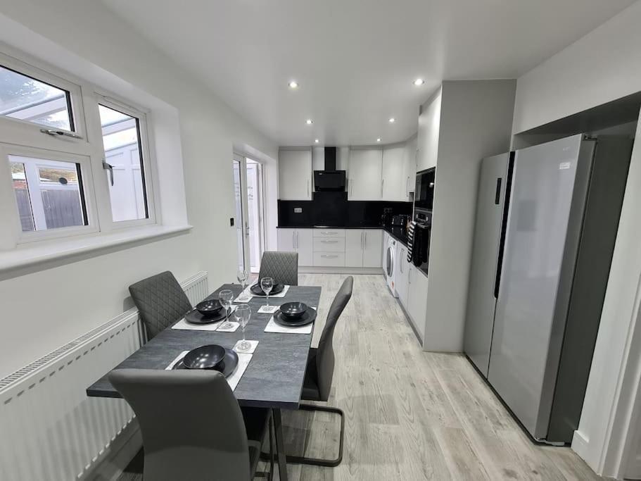 Elm Park Cheerful 4-Bedroom Holiday Home Hornchurch 外观 照片